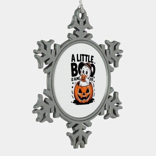 Little Boo ist fast zu Niedlichen Halloween-Schwan Schneeflocken Zinn-Ornament (Links)