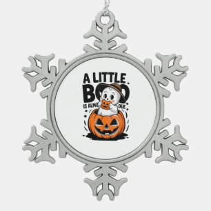 Little Boo ist fast zu Niedlichen Halloween-Schwan Schneeflocken Zinn-Ornament