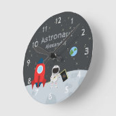 Little Boy Astronaut on Moon, First Name Space Runde Wanduhr (Winkel)