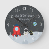 Little Boy Astronaut on Moon, First Name Space Runde Wanduhr (Vorderseite)
