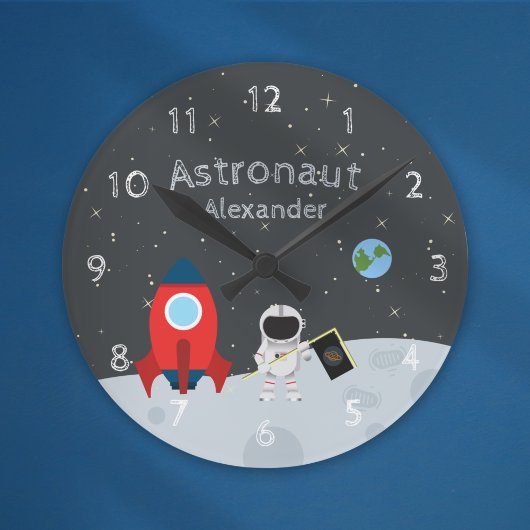 Little Boy Astronaut on Moon, First Name Space Runde Wanduhr