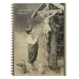 Little Boy, das zu Jesus auf Kreuz am Schrein Notizblock