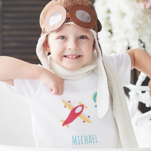 Little Boy Flugzeug und Ballon mit Vorname Kleinkind T-shirt