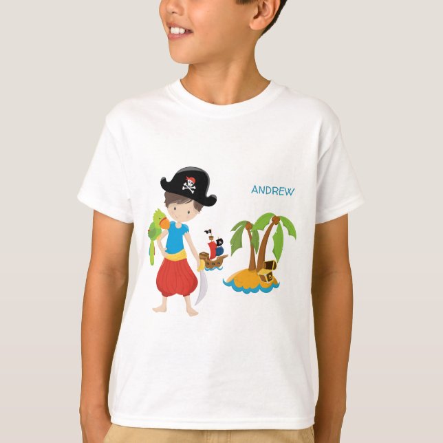 Little Boy Pirate mit Schatz und Papagei T-Shirt (Vorderseite)