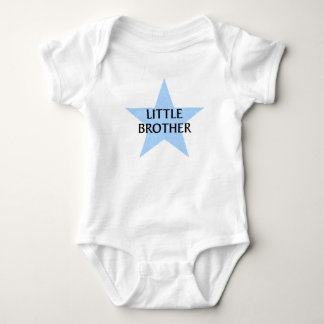 Little Brother auf einem blauen Shirt