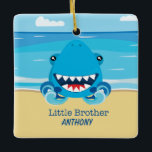 Little Brother Shark on Beach Ornament<br><div class="desc">Etwas Besonderes für den kleinen Bruder!Es gibt eine Strandszene mit dem Ozean. Im Ozean ist ein Hai. Sein Mund ist offen und zeigt seine großen scharfen Zähne. Auf dem Sand des Strandes befindet sich "Little Brother". Personalisieren Sie es mit einem Namen ganz besonders! Karo unsere vielen anderen Designs aus!</div>