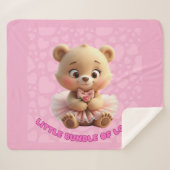 Little Bundle of Love – Cute Baby Bear in Tutu Des Sherpadecke (Vorderseite (Horizontal))
