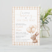 Little Bunny Neutral Baby Shower Foto QR Code Einladung (Stehend Vorderseite)