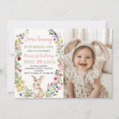 Little Bunny Wildblume Geburtstag Foto Einladung (Vorderseite)