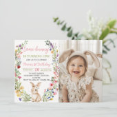 Little Bunny Wildblume Geburtstag Foto Einladung (Stehend Vorderseite)