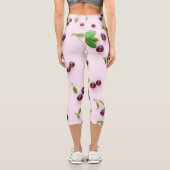 Little Cherry auf hellrosa Hintergrund Capri Leggings (Rückseite)