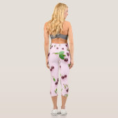 Little Cherry auf hellrosa Hintergrund Capri Leggings (Rückseite)