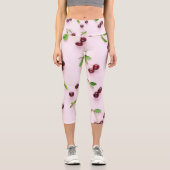 Little Cherry auf hellrosa Hintergrund Capri Leggings (Vorderseite)