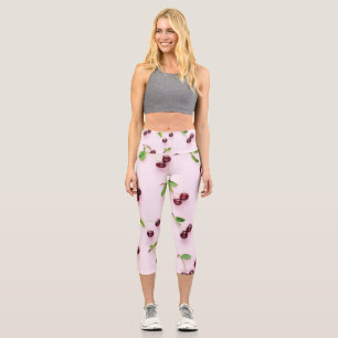 Little Cherry auf hellrosa Hintergrund Capri Leggings