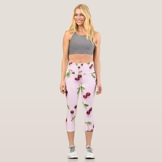 Little Cherry auf hellrosa Hintergrund Capri Leggings (Vorderseite)