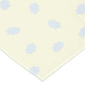 Little Cloud Pastel Yellow Tischdecke (Schrägansicht)