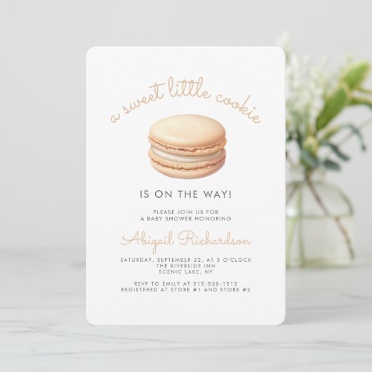 Little Cookie Macaron QR Code Neutral Baby Shower Einladung (Stehend Vorderseite)