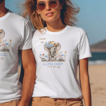 Little Cowboy Boho Elephant Baby Ankündigung T-Shirt<br><div class="desc">Niedliches boho Shirt mit Babyelefant in einem Cowboyhut und vielen erdigen Wildblumen. Das Tee wird mit "Saddle Up! Ein kleiner Cowboy ist unterwegs" in Western Stil Typografie und eine weiche blau-braune Farbpalette. Bitte stöbern Sie in meiner Boho Elephant Baby Shower Kollektion für die Koordination von Schreibwaren, Spielen, Schildern und Duschdekor....</div>