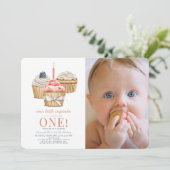 Little Cupcake Girl 1. Geburtstag Foto Einladung (Stehend Vorderseite)
