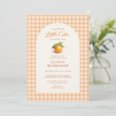 Little Cutie Orange Gingham Baby Shower Einladung (Stehend Vorderseite)