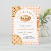 Little Cutie Pie Gingham Baby Shower Einladung (Stehend Vorderseite)