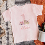 Little Dee First Birthday Mit Monogramm<br><div class="desc">Individuelle Name Kleinkind Shirt oder Kinderkarosserie für die erste Geburtstagsparty Ihres Mädchens oder Kuchen Schmutz Fotos. Dieses süße Design zeichnet sich durch eine süß rosa Aquarellfarbe Nummer eins aus, umgeben von boho Blume und einem Baby Reh. Ideal für eine kleine Waldmädchen-Geburtstagsfeier! Personalisieren Sie es mit dem Namen Ihres Kindes oder...</div>