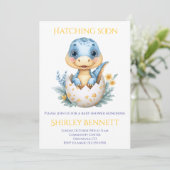 Little Dino on the Way: Hatching Dinosaur Baby Einladung (Stehend Vorderseite)
