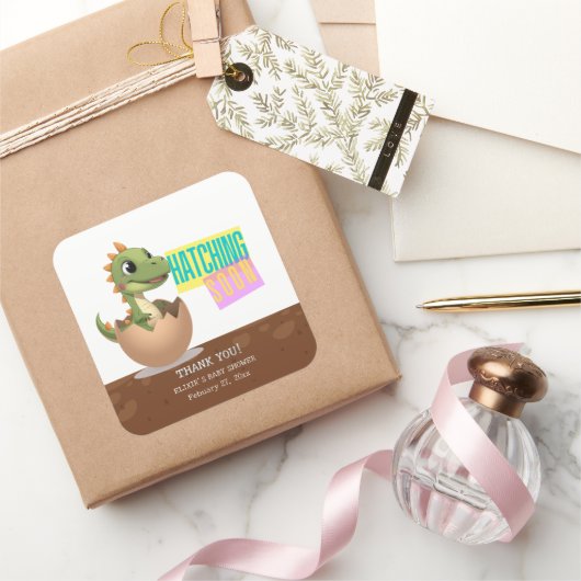 Little Dinosaur Hatching Soon Quadratischer Aufkleber (Schenken)