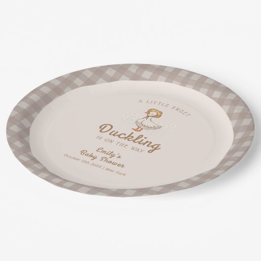 Little Duckling Farmhouse Gingham Baby Shower Pappteller (Schrägansicht)