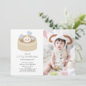 Little Dumpling Blue Boy 1. Geburtstag Foto Einladung (Stehend Vorderseite)