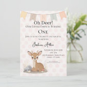 Little Fawn Woodland First Birthday Einladung (Stehend Vorderseite)