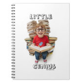 Little Genius Notizbuch – Intelligenter Junge beim Notizblock (Vorderseite)