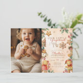 Little Gingerbread 2nd Birthday Christmas Photo Einladung (Stehend Vorderseite)