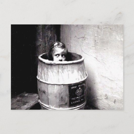 Little Girl in Barrel Postcard Postkarte (Vorderseite)