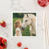 Little Girl Kissing Her Horse Serviette (Beispiel)