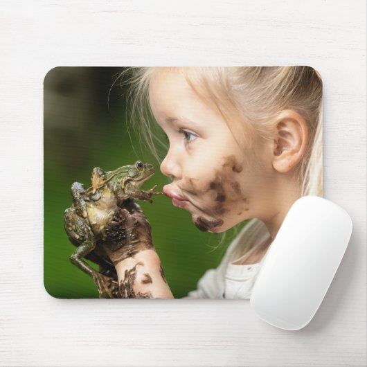 Little Girl küsst einen Muddy Frog Mousepad (Mit Mouse)