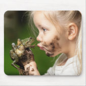 Little Girl küsst einen Muddy Frog Mousepad (Vorne)
