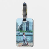 Little Girl on Scooter von Manhattan Skyline Gepäckanhänger (Rückseite vertikal)