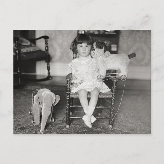 Little Girl with Stuffed Toys, 1922 Postkarte (Vorderseite)