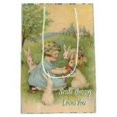 Little Girl with White Bunnies, Osterferien Mittlere Geschenktüte (Rückseite)