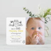 Little Honey Bee Photo Hand-drawn 1st Birthday Einladung (Stehend Vorderseite)