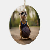 Little Hoop Star: Baby Meerkat Holding Basketball Keramik Ornament (Rechts)