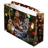 Little Kitten on Christmas Tree   Große Geschenktüte (Rückseite Schrägansicht)