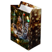 Little Kitten on Christmas Tree Mittlere Geschenktüte (Vorderseite Schrägansicht)