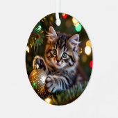 Little Kitten on Christmas Tree Personalized Ornament Aus Metall (Vorderseite links)