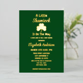 Little Kleeblatt St Patrick's Day Baby Shower Folieneinladung (Stehend vorne)