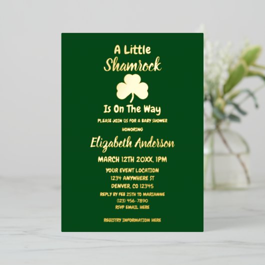 Little Kleeblatt St Patrick's Day Baby Shower Folieneinladung (Stehend vorne)