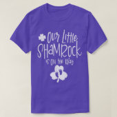 Little Kleeblatt St Patricks Day Pregnancy Ankündi T-Shirt (Design vorne)