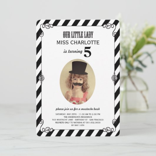 Little Lady Mustache Bash Birthday Foto Einladung (Stehend Vorderseite)