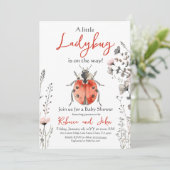 Little Ladybug Red Floral Girl Baby Dusche Einladung (Stehend Vorderseite)